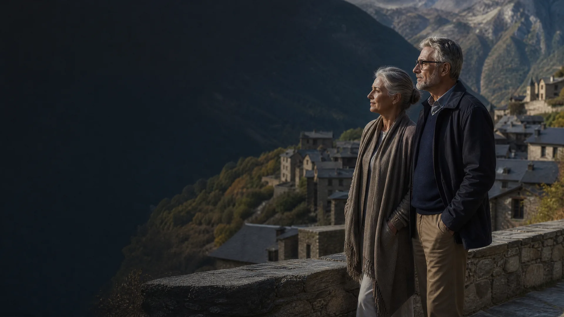 Deutschsprachiges Rentnerpaar mit Blick über ein Pyrenäendorf in Andorra