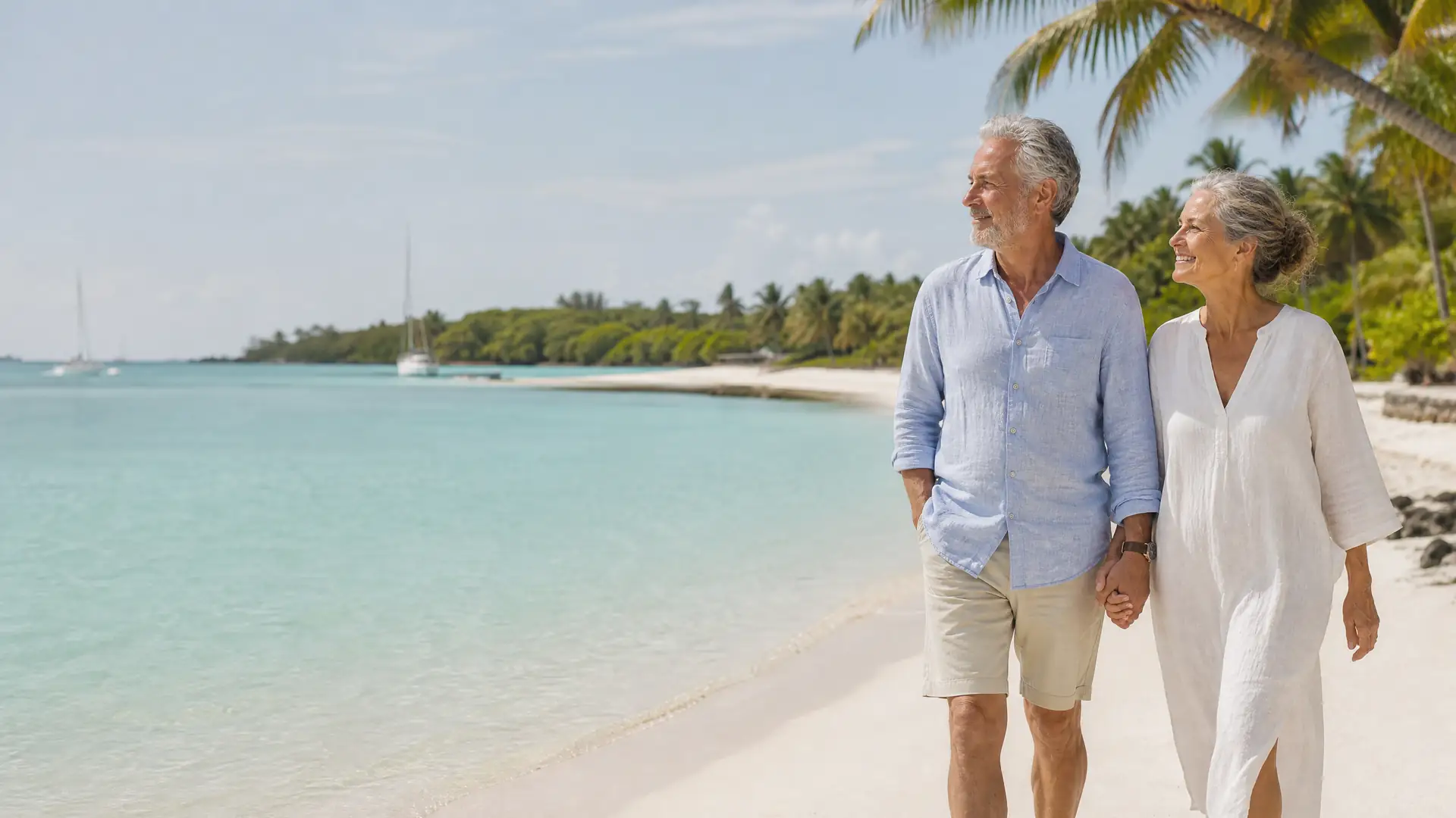 Rentnerpaar spaziert an einem weißen Strand mit türkiser Lagune auf Mauritius