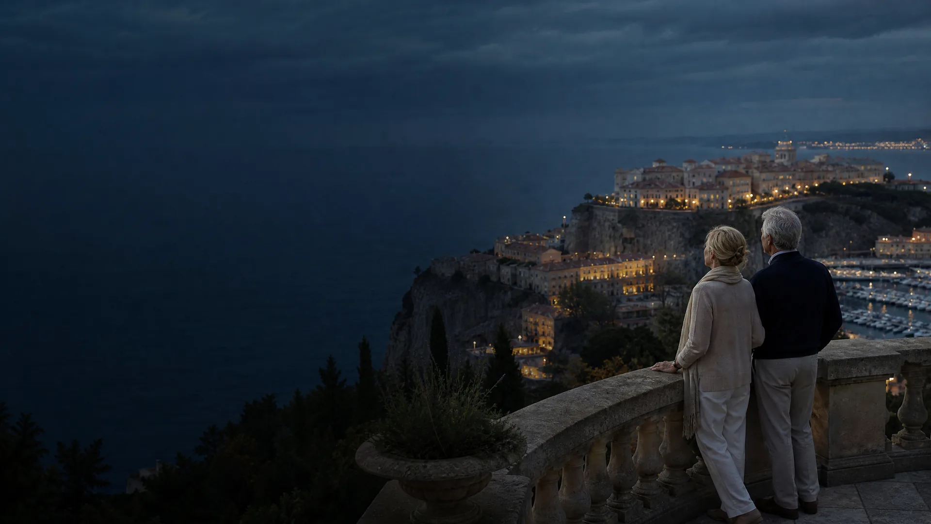 Deutschsprachiges Rentnerpaar mit Blick über den Hafen und die Altstadt von Monaco